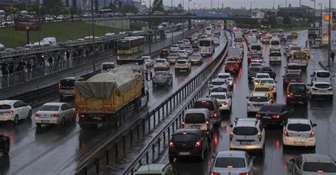 İstanbulda yağışlı hava Trafik yoğunluğu yüzde 85e çıktı